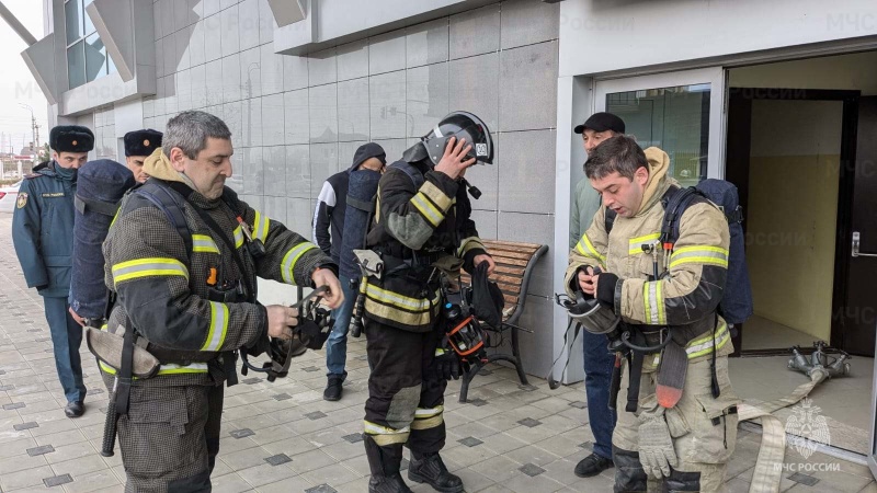 Тренировка пожарных подразделений во Дворце спорта имени Али Алиева