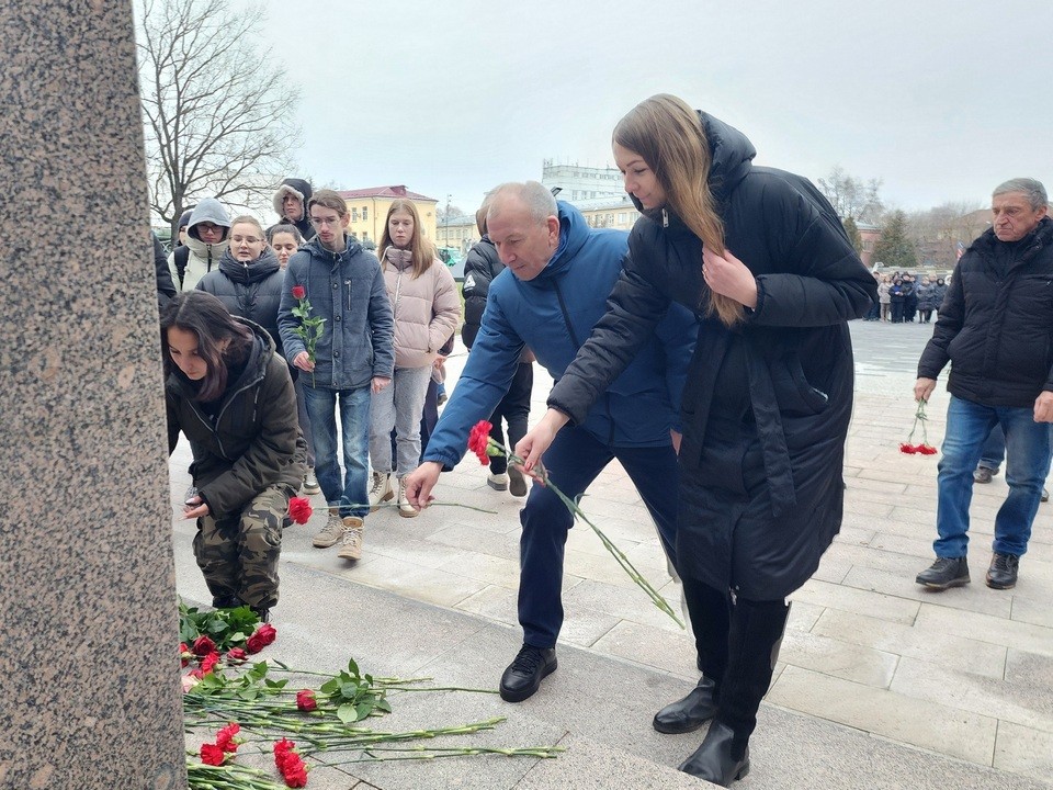 Луховичане почтили память неизвестных солдат на митинге у Вечного огня