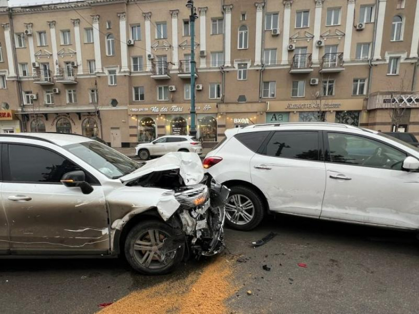 Пять автомобилей столкнулись в центре Воронежа - опубликованы фото