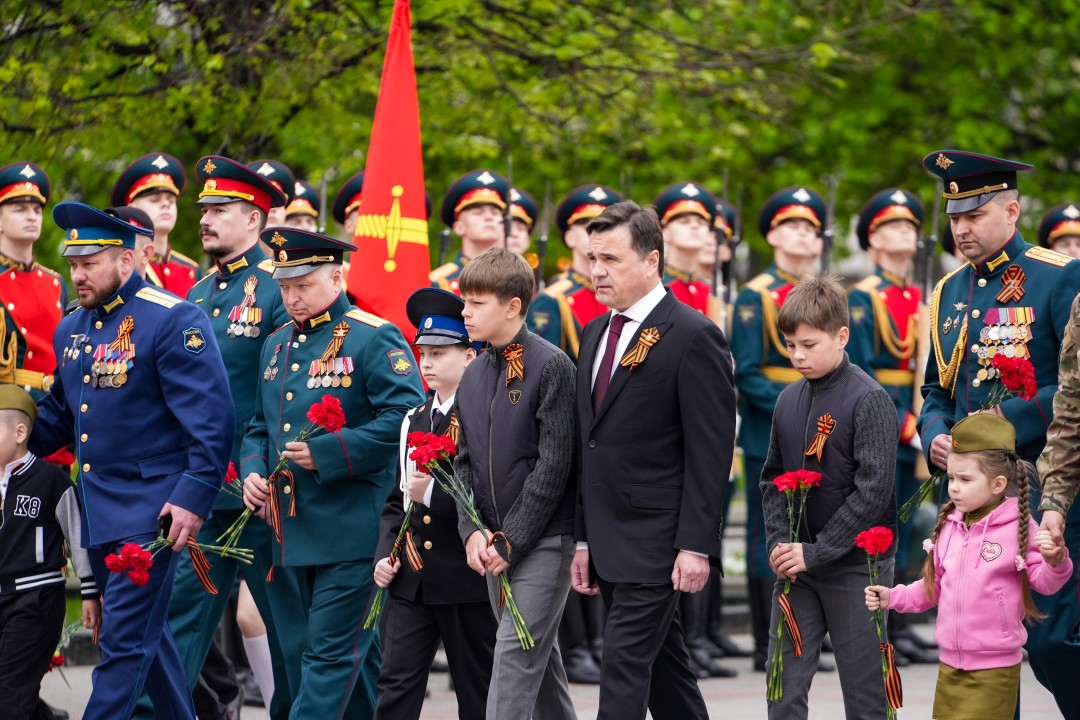 Андрей Воробьев с сыновьями почтил память героев Великой Отечественной войны