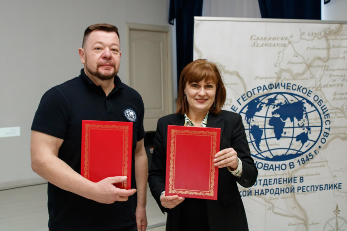Марина Максимчук и Дмитрий Шнур подписали Соглашение о сотрудничестве Донецкого и Костромского отделений РГО. Фото: Владислав Лемянский