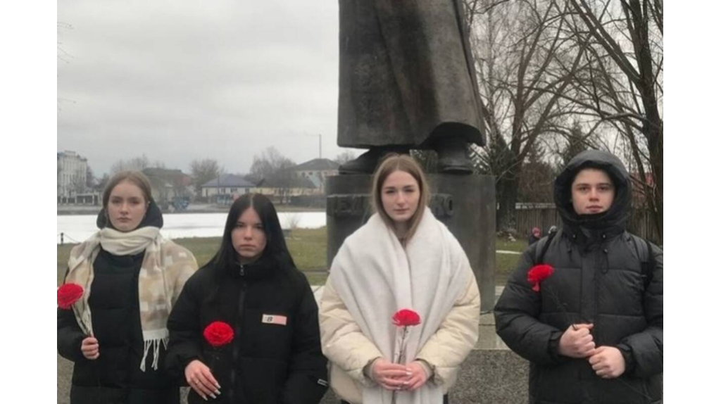Новозыбковские школьники возложили цветы к памятнику Павлу Дыбенко