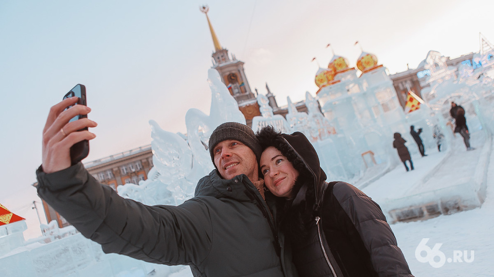 На Плотинке открыли новогодний ледовый городок. Посмотрите, как он менялся последние 10 лет