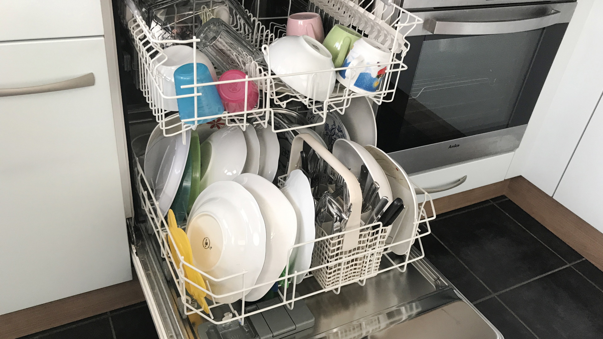 Почему машина плохо моет посуду. Чайник в посудомойке. Чистая посудомоечная машина. Посудомоечная машина будущего. Посудомойка дизайн.