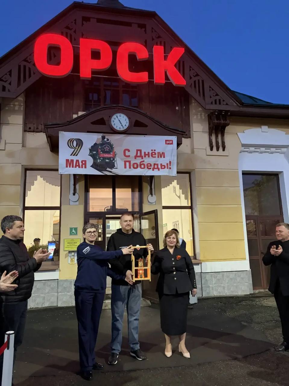 Сегодня утром на вокзал Орска прибыл «Огонь Памяти»