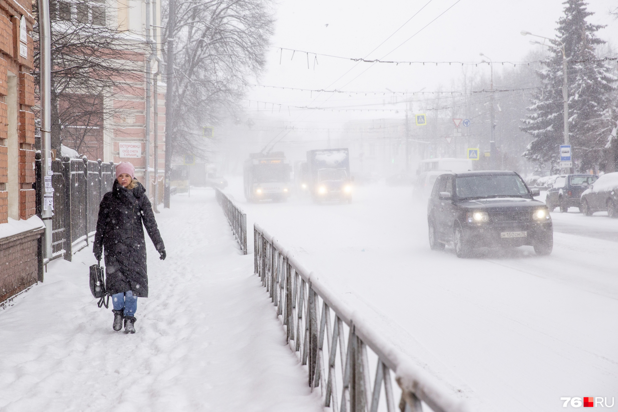 снег и ветер. снегопад в городе. сильная метель. неблагоприятные погодные условия. чс снежная буря в городе.
