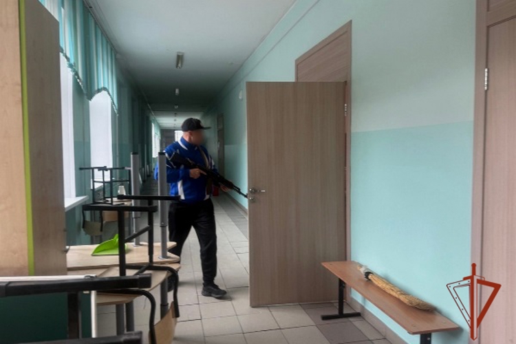 В Красноярске Сотрудники Росгвардии провели учебную тренировку при осложнении обстановки в образовательном учреждении 