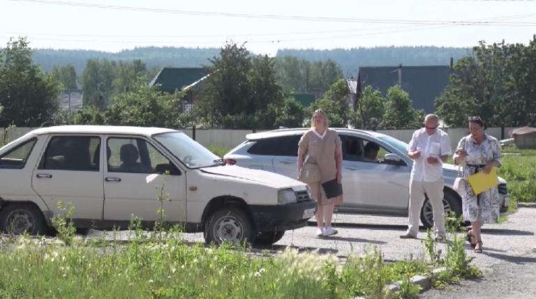 Водителей брошенных автомобилей начали искать в Полевском