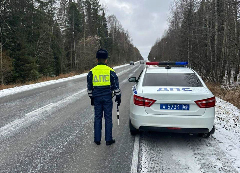 Свердловская ГИБДД ограничила движение на трассе Пермь–Екатеринбург | Ограничения на трассе Пермь–Екатеринбург из-за снега и скользкой дороги