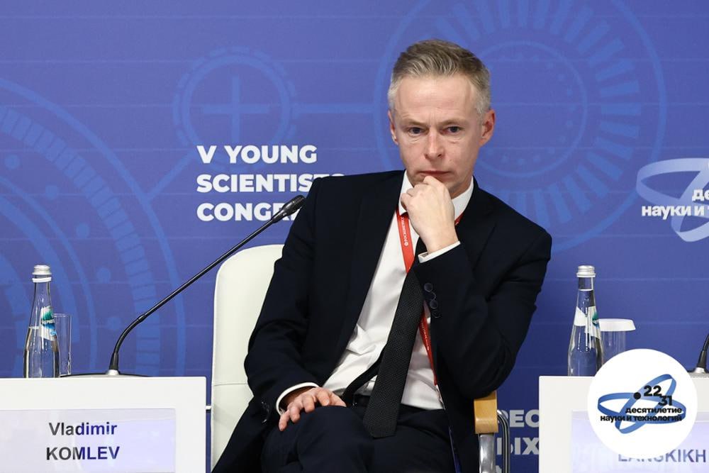 Владимир Комлев: «Мы занимаемся не только фундаментальными исследованиями, но и прикладными разработками. Важно, чтобы научные исследования не пылились на полке, а материализовались в готовый высокотехнологичный продукт или услугу»