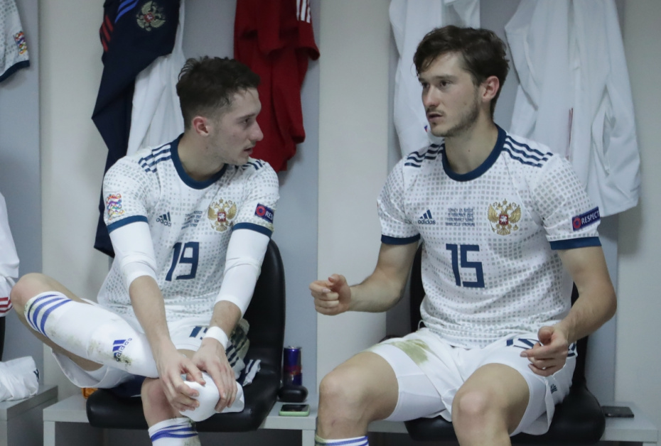 Антон Миранчук (слева) и Алексей Миранчук в раздевалке после поражения в матче 5-го тура Лиги наций УЕФА между сборными Турции и России, 2020 г.