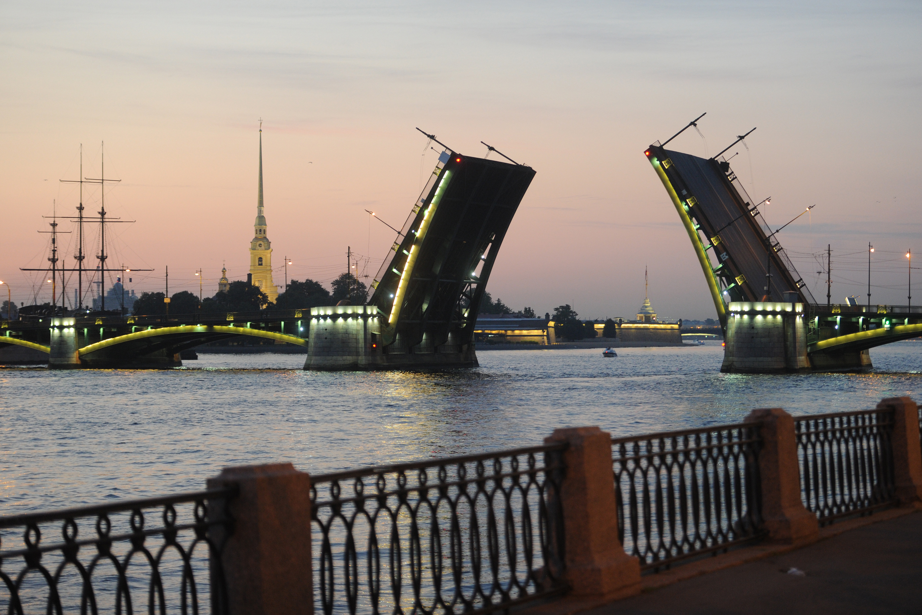 Санкт петербург 9 ноября. Благовещенский разводной мост в Санкт-Петербурге. Троицкий мост в Санкт-Петербурге развод. Развод мостов в Санкт-Петербурге Благовещенский мост. Дворцовый мост вид с Адмиралтейской набережной.