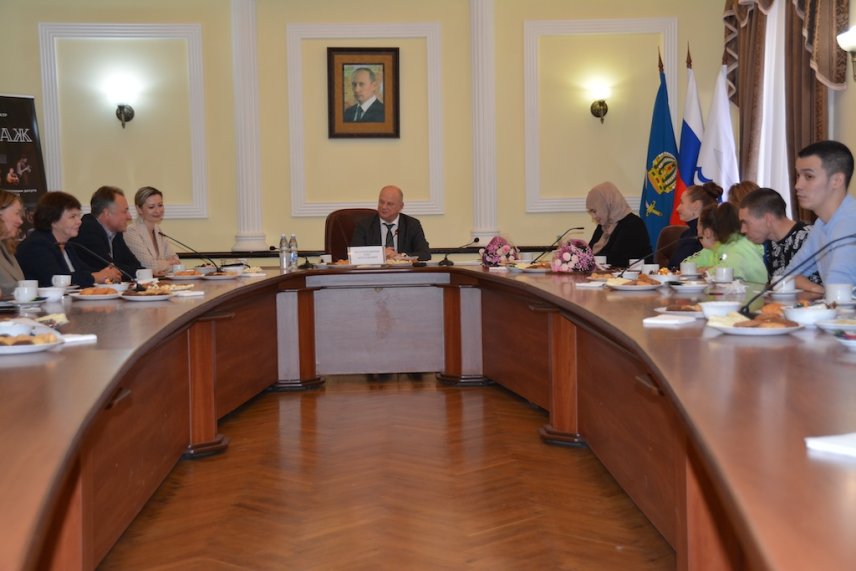 Олег Полумордвинов встретился с актерами инклюзивного театра 