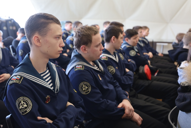 Cотрудники транспортного ОМОН «Балтика» Росгвардии провели встречу с воспитанниками военно-патриотического клуба и курсантами