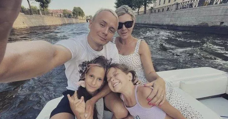 Илья соболев с женой и детьми фото