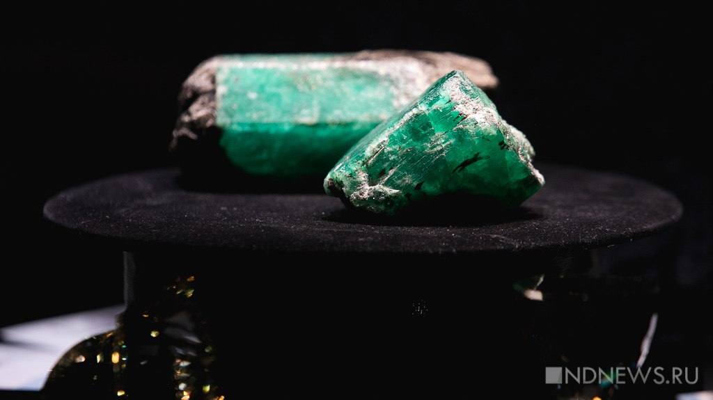 Изумруд колумбийский камень. Малышевский александрит. Лежит изумруд. Слезы изумруды хозяйки медной горы. Лок изумруд.