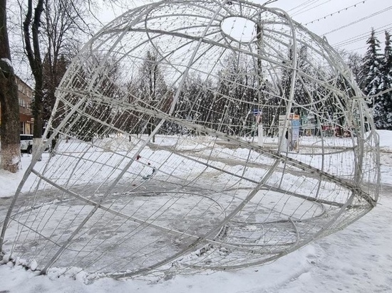 В Новомосковске вандалы испортили новогоднюю инсталляцию