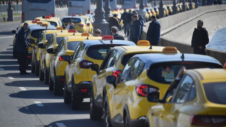 Таксисты-мигранты придумали циничный бизнес - наживаются на бойцах СВО