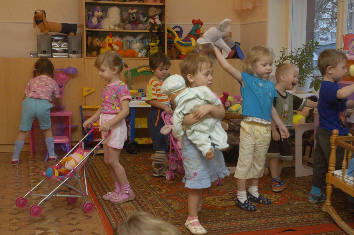 Отказывают в садике. Дети в садике фото Кокошкина. Дети в обраще новогодних игрушек в детском саду.