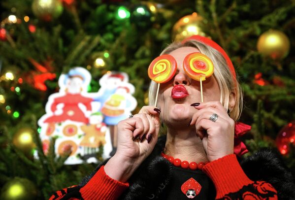 Горожанка на новогодней ГУМ-ярмарке на Красной площади в Москве, Россия - Sputnik Грузия