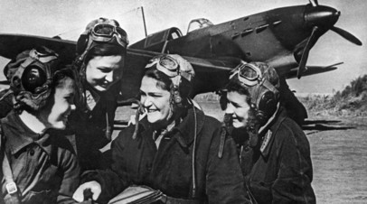 Лётчицы 586-го женского истребительного авиационного полка в составе войск ПВО СССР: Галина Бурдина, Тамара Памятных, Валерия Хомякова, Валентина Лисицина на аэродроме Анисовка под Саратовом