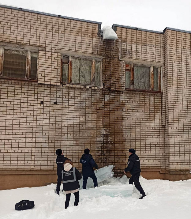 В Кирове замдиректора школы получил наказание за халатность, из-за которой пострадал ученик