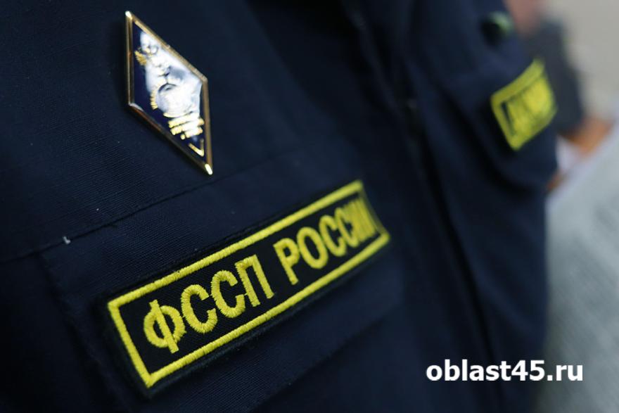 Игра в прятки окончена: курганские приставы нашли должника в ванной