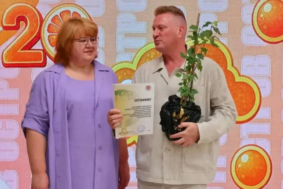 Волгоградский «Орленок» передал Тюмени саженец Сталинградского тополя