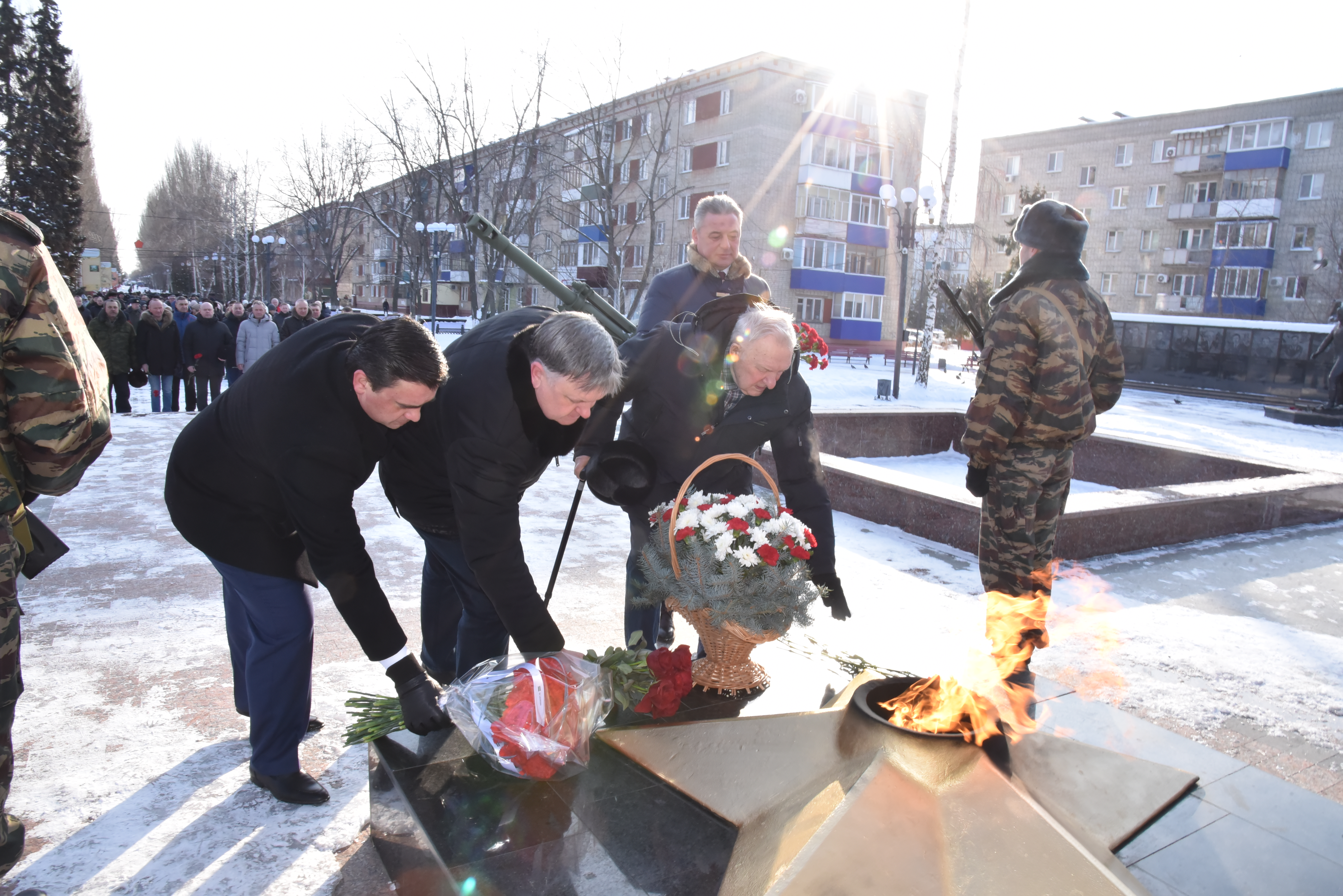 Сценарий митинга на площади 9 мая. День защитника Отечества вечный огонь. Возложение аллея героев Волгоград. День защитника Отечества огонь. Огонь от вечного огня.