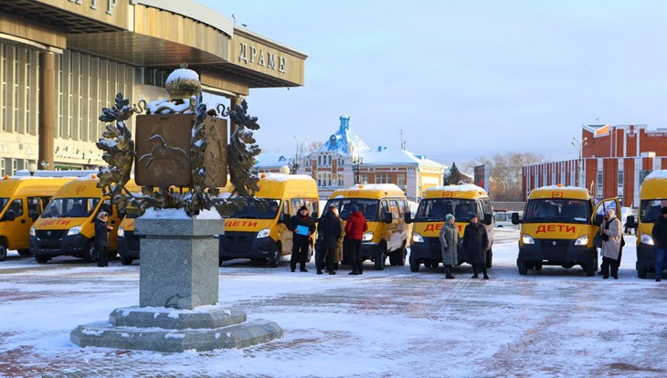 Мазур передал томским школам ключи от 26 новых автобусов