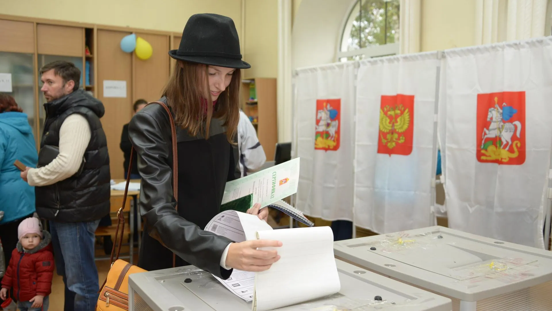 Голосовать можно на любом участке. Выборы Подмосковье. Предметы на избирательном участке в прошлом. Голосование в Московской области губернатор. Картинки на тему мобильный избиратель.