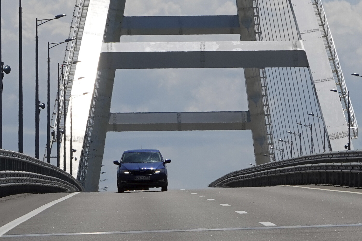 Крымский мост открыт для автомобилей