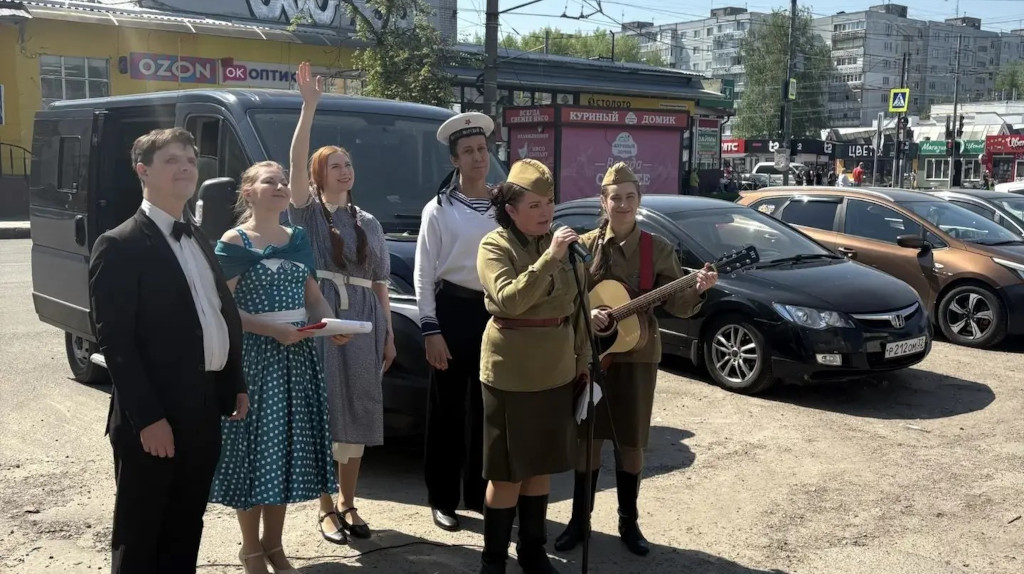 Агитбригада Брянского ТЮЗа поздравила ветеранов с Днем Победы