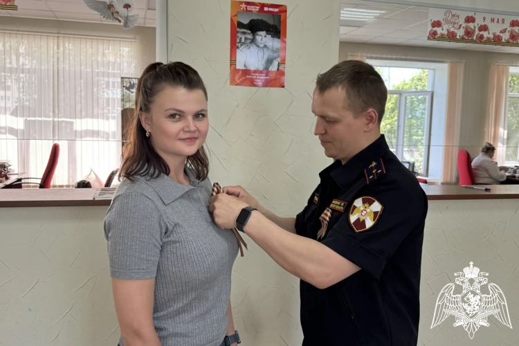 Брянские владельцы оружия получили георгиевские ленточки от росгвардейцев