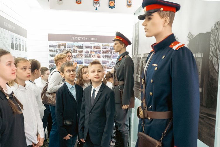 Учащиеся начальных классов школы №525 Московского района побывали на экскурсии в ОМОН «Бастион» Росгвардии