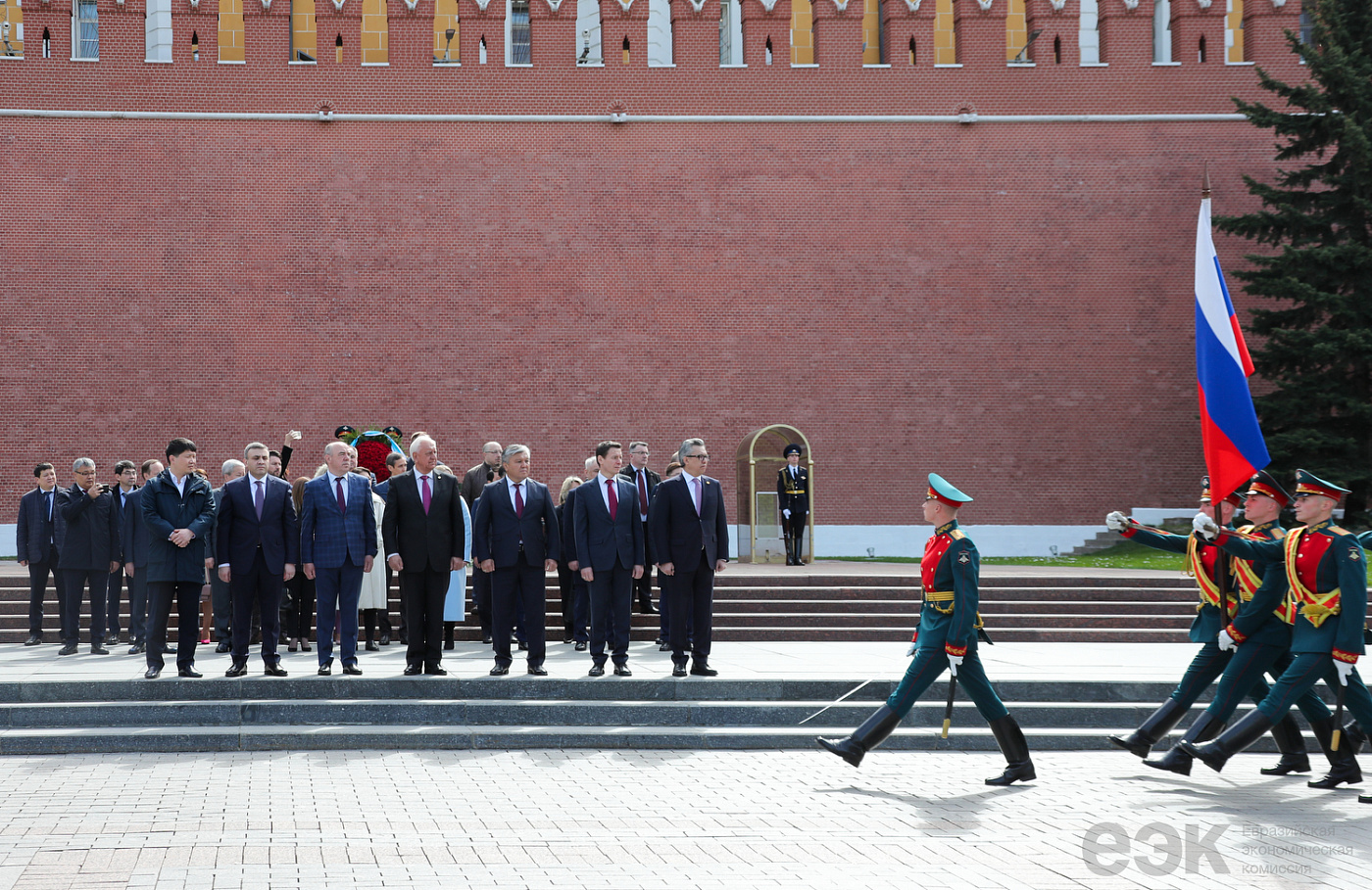 Возложение цветов к могиле неизвестного солдата