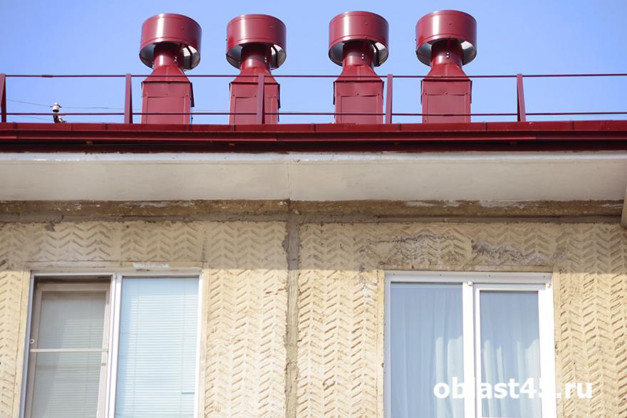 В Кургане подросток выпал из окна 