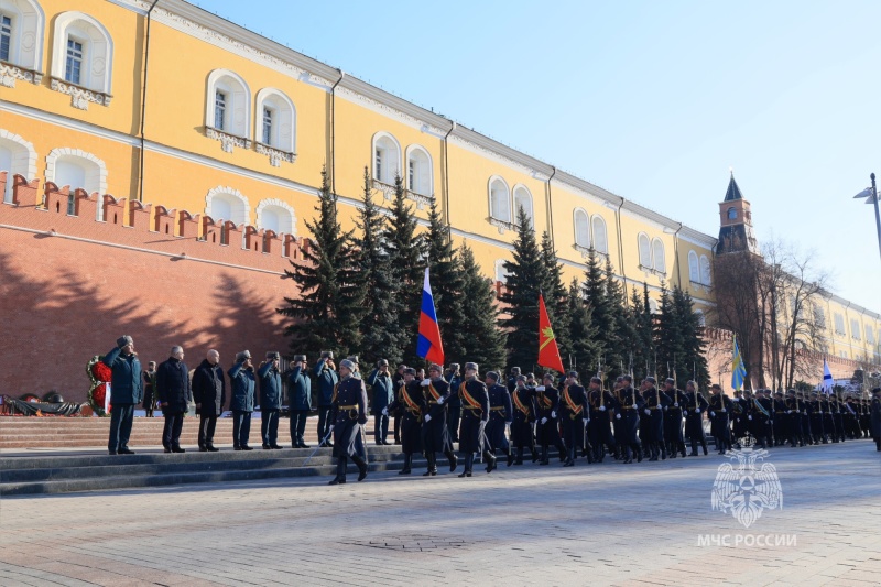 Сотрудники МЧС России возложили цветы к Могиле Неизвестного солдата в Александровском саду