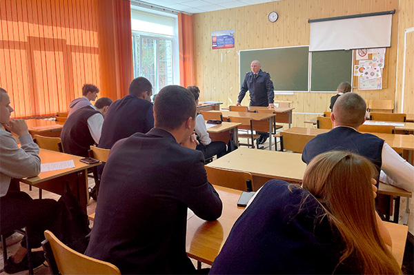Сотрудники уголовно-исполнительной системы Рязанской области продолжают проводить профориентационные беседы со старшеклассниками