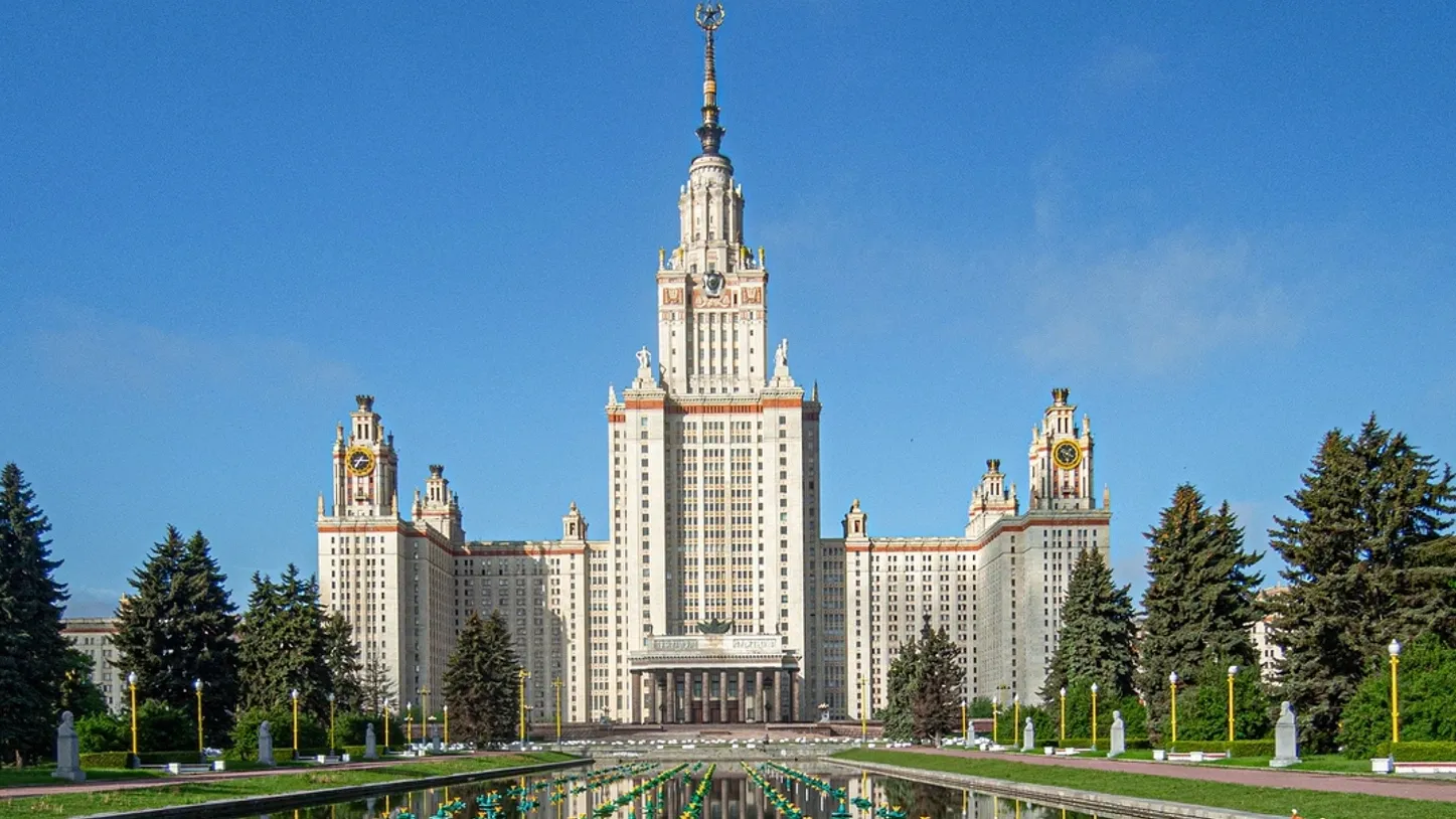 Moscow state university. Белое здание в Москве МГУ. Московский университет имени Ломоносова 2021. Филиалы МГУ В Москве. МГУ имени Ломоносова в Сарове.