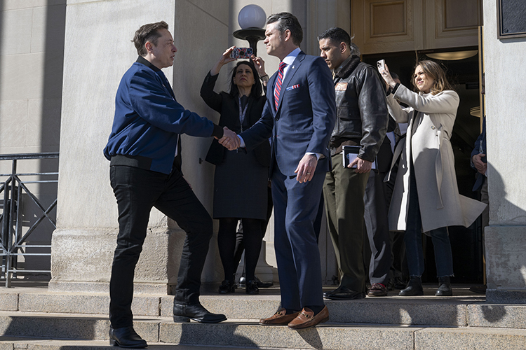 Похоже американская ядерная кнопка медленно, но торжественно переходит к Маску, считают авторы «Седьмой печати» (на фото: Пит Хегсет и Илон Маск на встрече в Пентагоне)