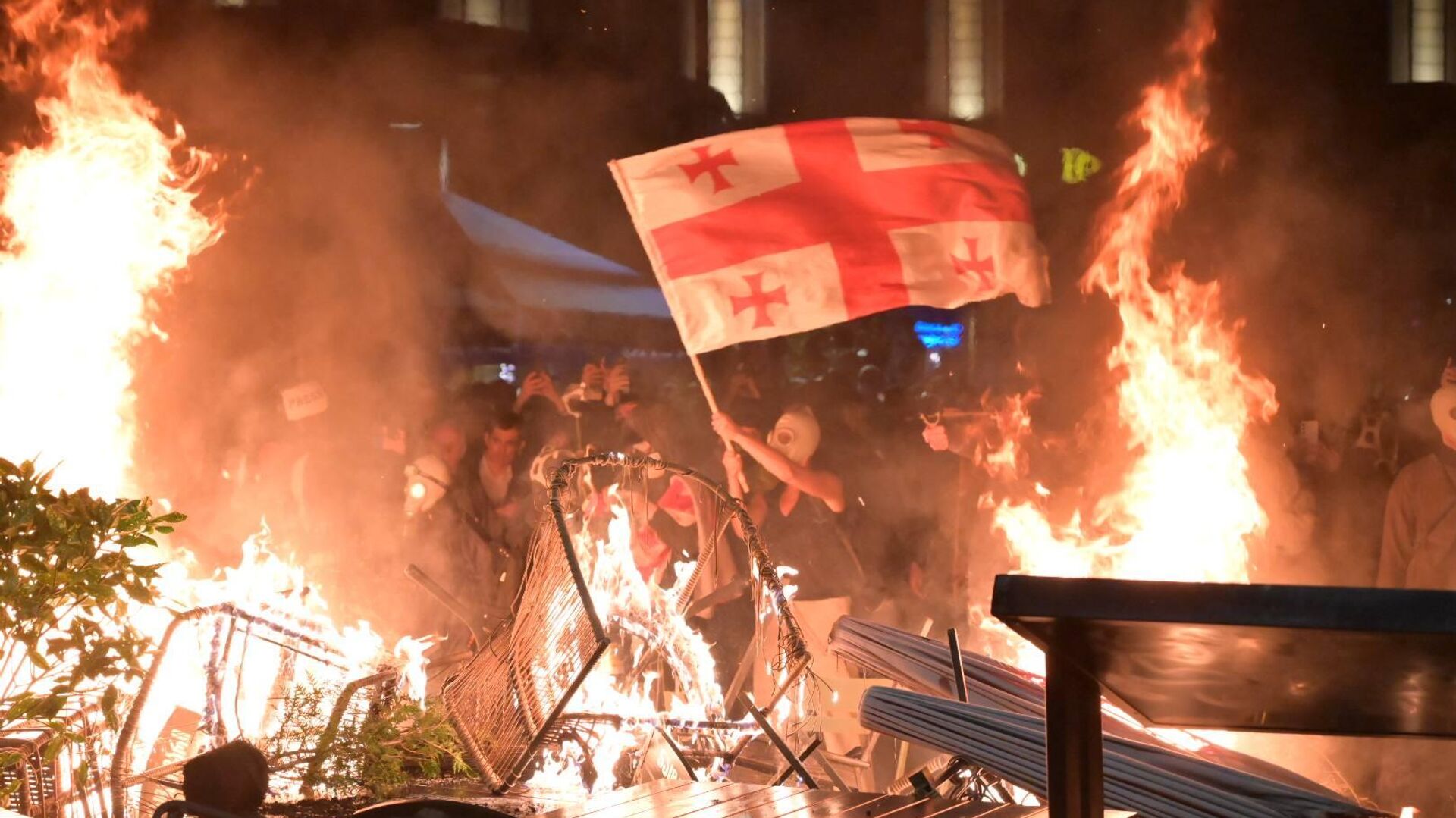 Поджоги. Митинг объединенной оппозиции у администрации президента Грузии 4 октября 2025 года - Sputnik Грузия, 1920, 17.10.2025