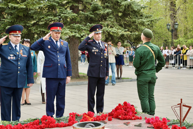 В Сибири росгвардейцы возложили цветы к мемориалам и почтили память погибших героев Великой Отечественной войны в День Победы