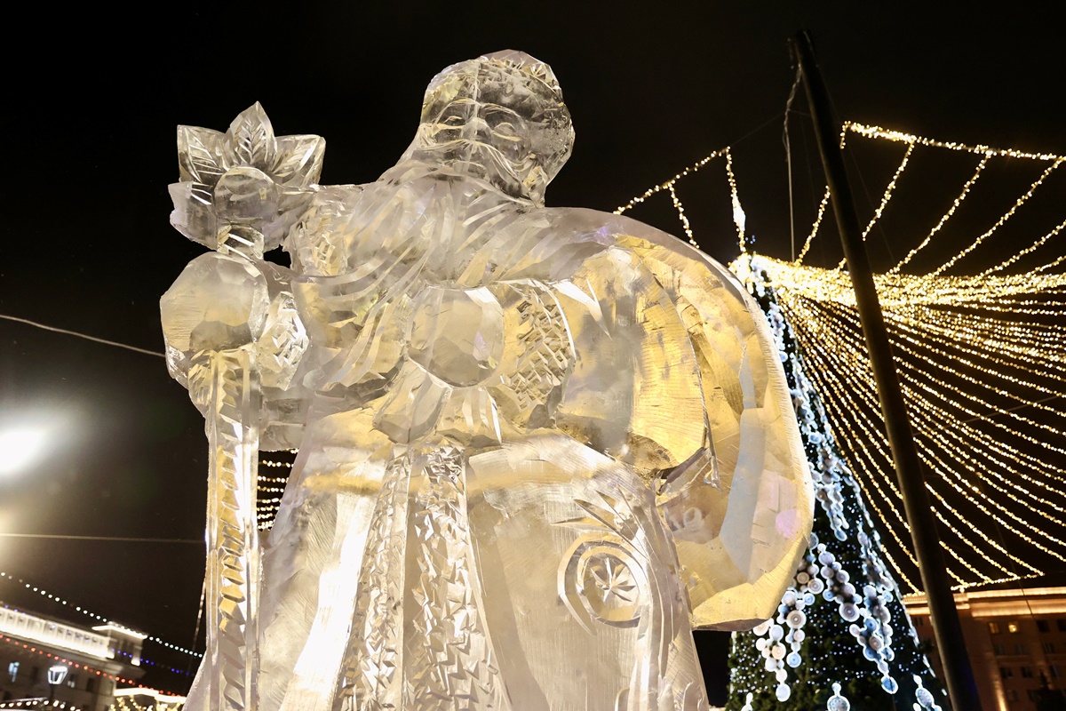 Ледовые сокровища в центре города: в Челябинске открыли праздничный городок*1