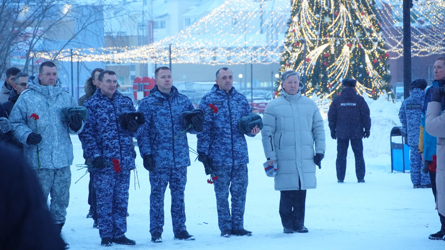 В Нарьян-Маре росгвардейцы почтили память Героев Отечества