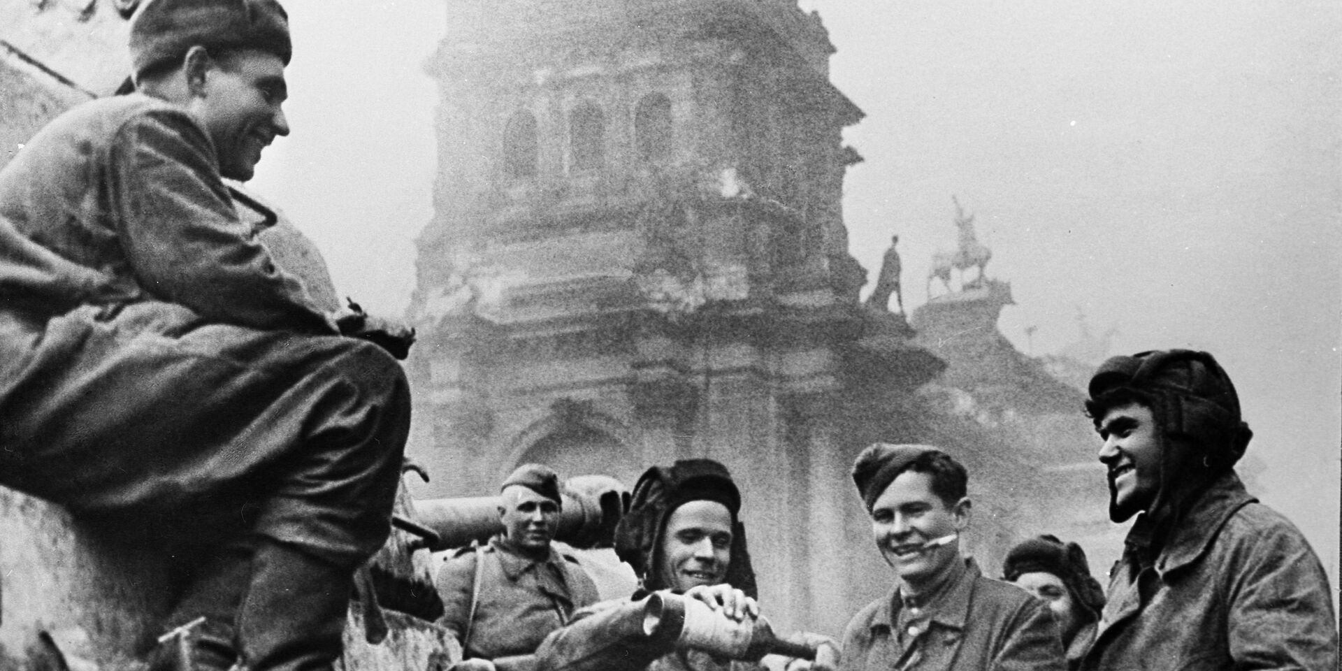 Экипаж танка Т-34 Боевая подруга у Рейхстага - ИноСМИ, 1920, 08.05.2026