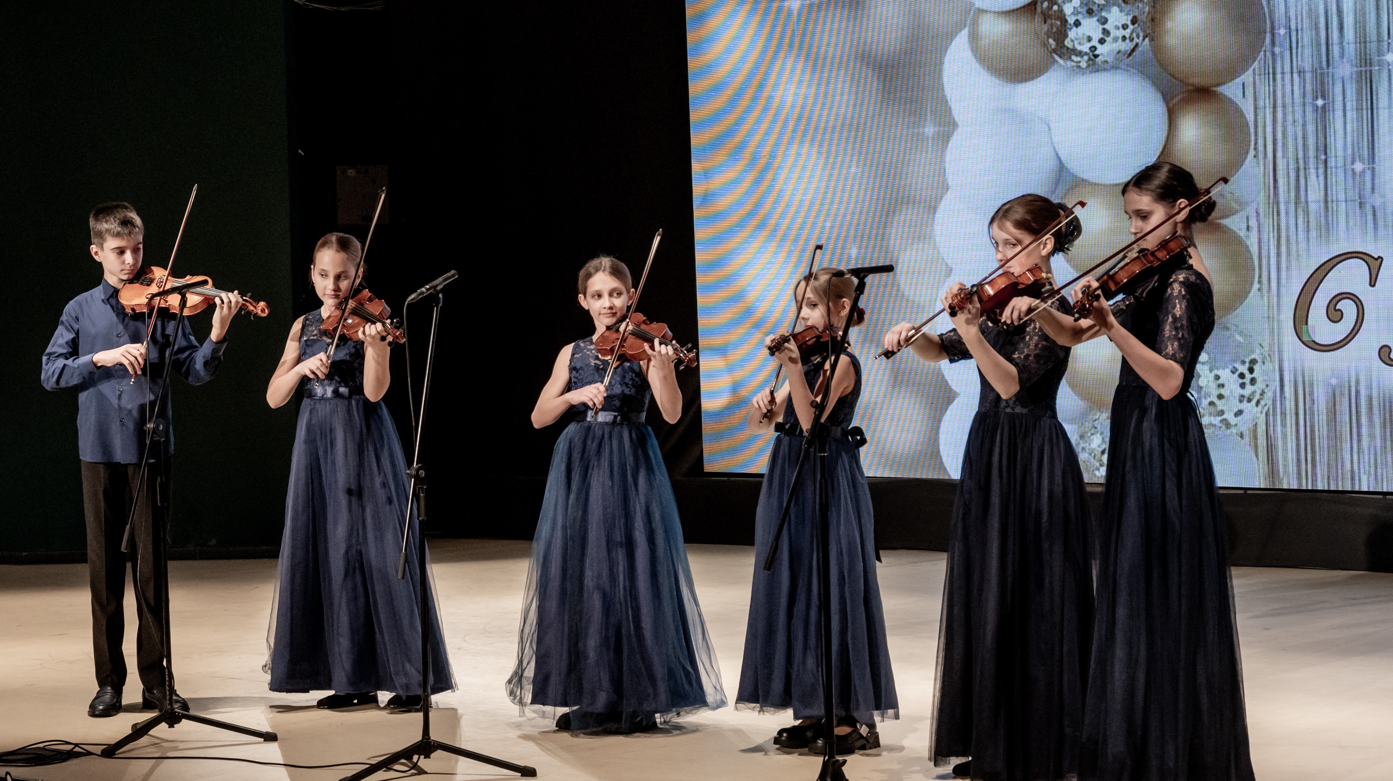 История старейшей музыкальной школы неразрывно связана с культурным развитием города, - отметил Глава краевой столицы Евгений Беляев 