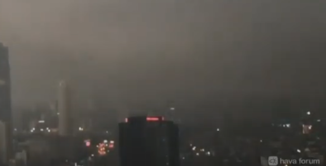 Стамбул накрыло черное облако