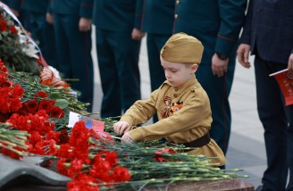 Алексей Текслер почтил память героев в День Великой Победы