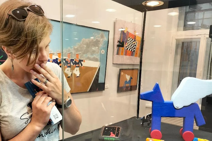 В Музее Владимира Набокова работает выставка «Точка зрения. Тамара и Андрей Крисановы. Живопись, графика, украшения» | ФОТО АВТОРА